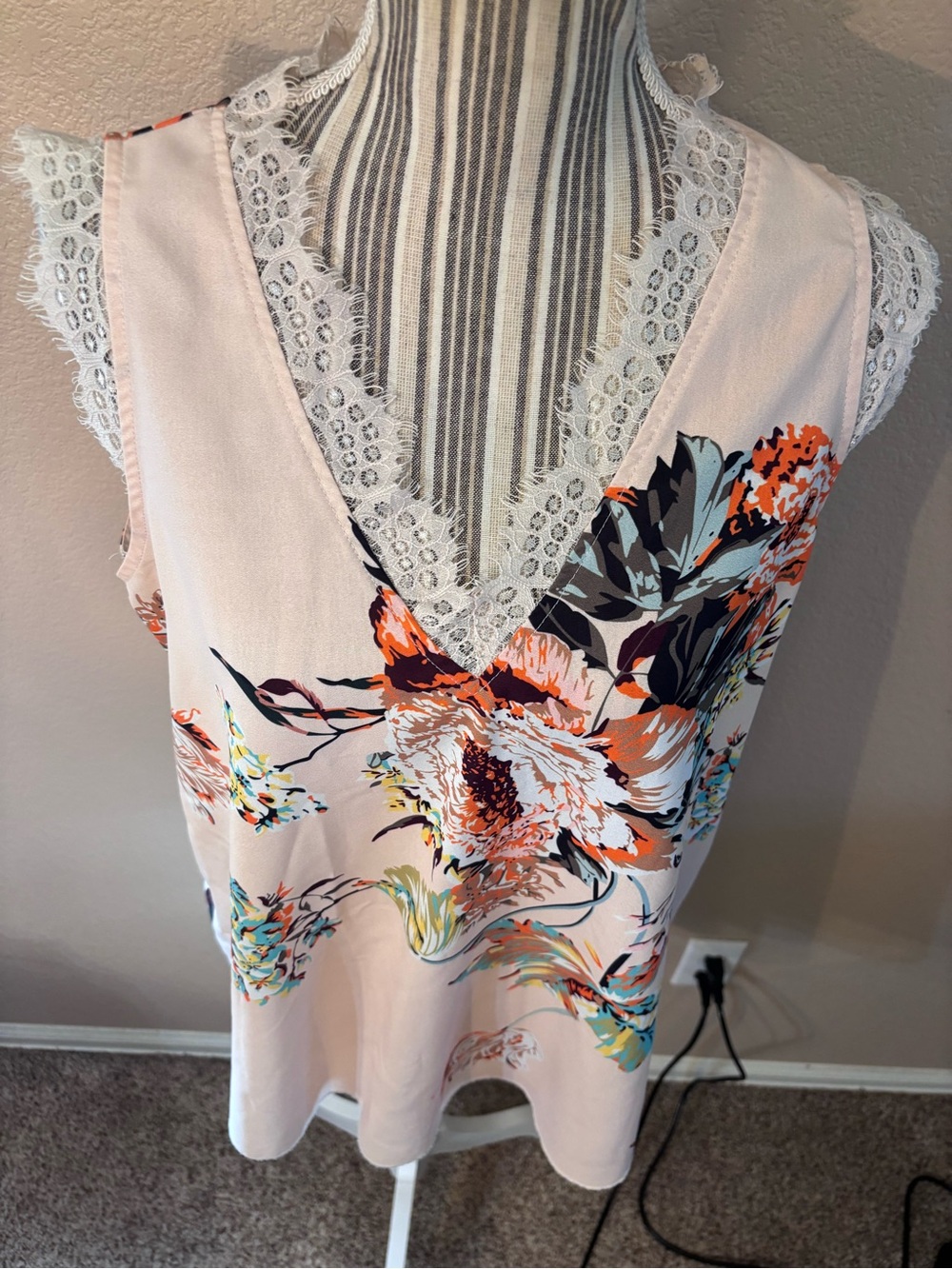 Floral Top Large Blush Nude Lace-Trim V-Neck Sleeveless Lightweight Camisole - Picture 2 of 12